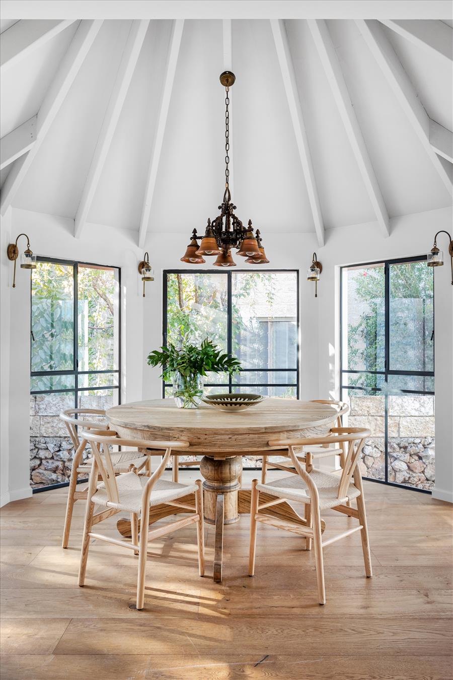 שולחן עגול מעץ אלון מתחת לגוף תאורה אינדונזי עתיק