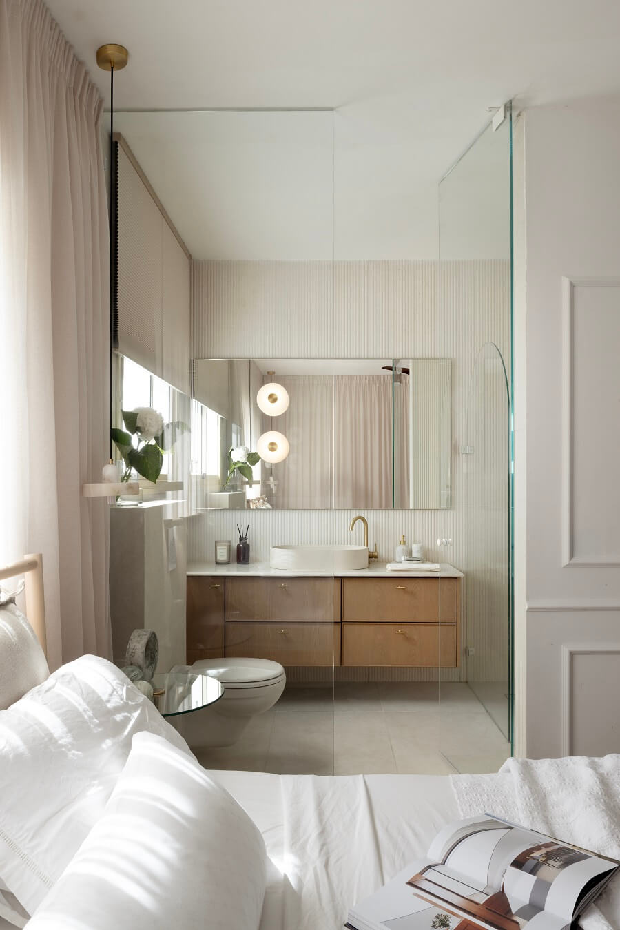 זכוכית עדינה, היוצרת דיאלוג רך בין אזור השינה לחדר הרחצה