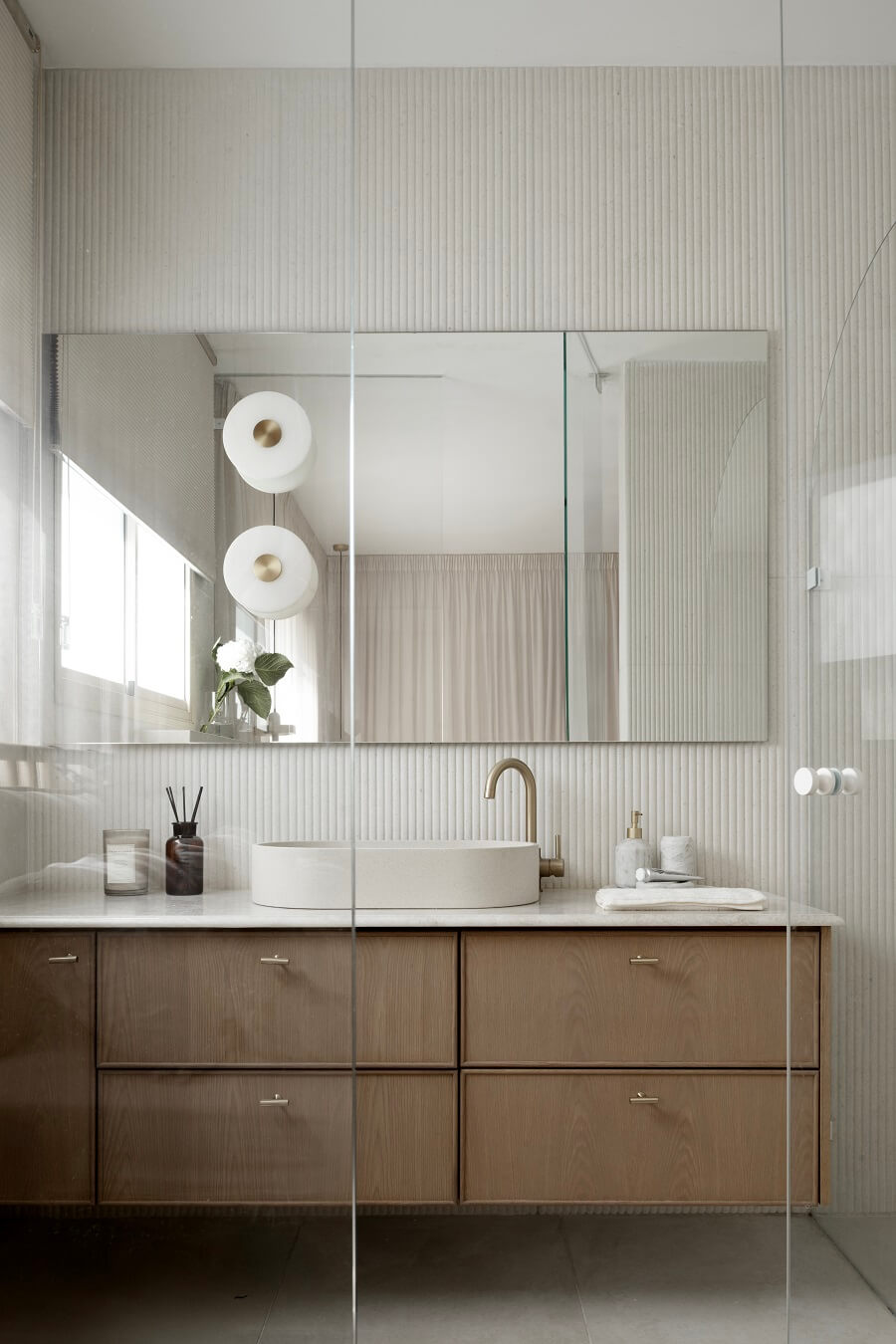 נגיעות של עץ בחדר הרחצה