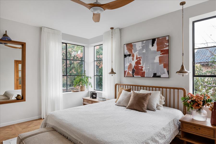 חלונות רחבים הפונים אל הגינה