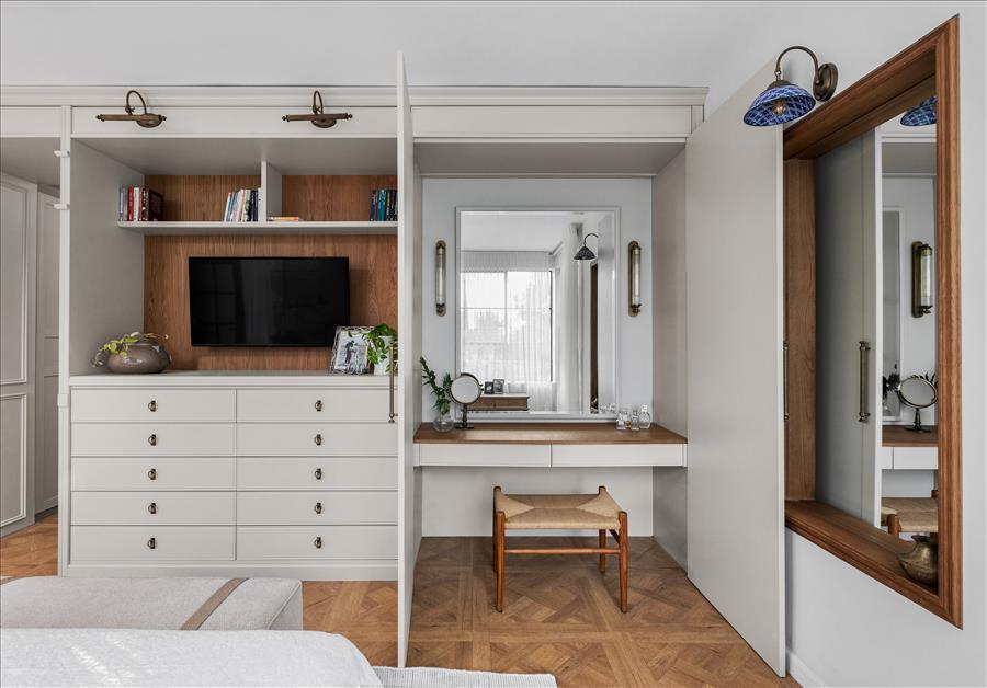 פינת איפור נסתרת הנסגרת בדלתות לשמירה על מראה נקי