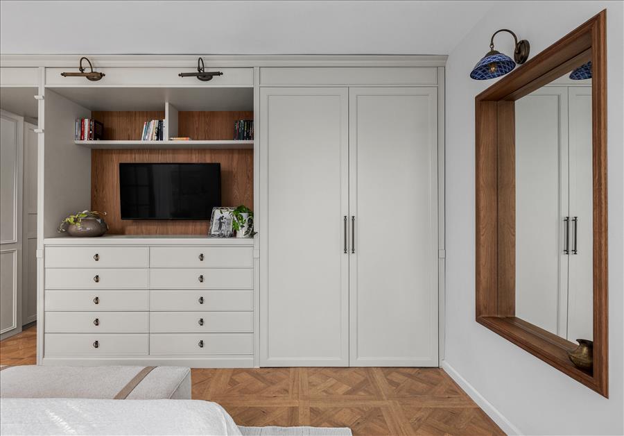 נגרות רחבה שמייצרת מעבר אל חדר הארונות וחדר הרחצה