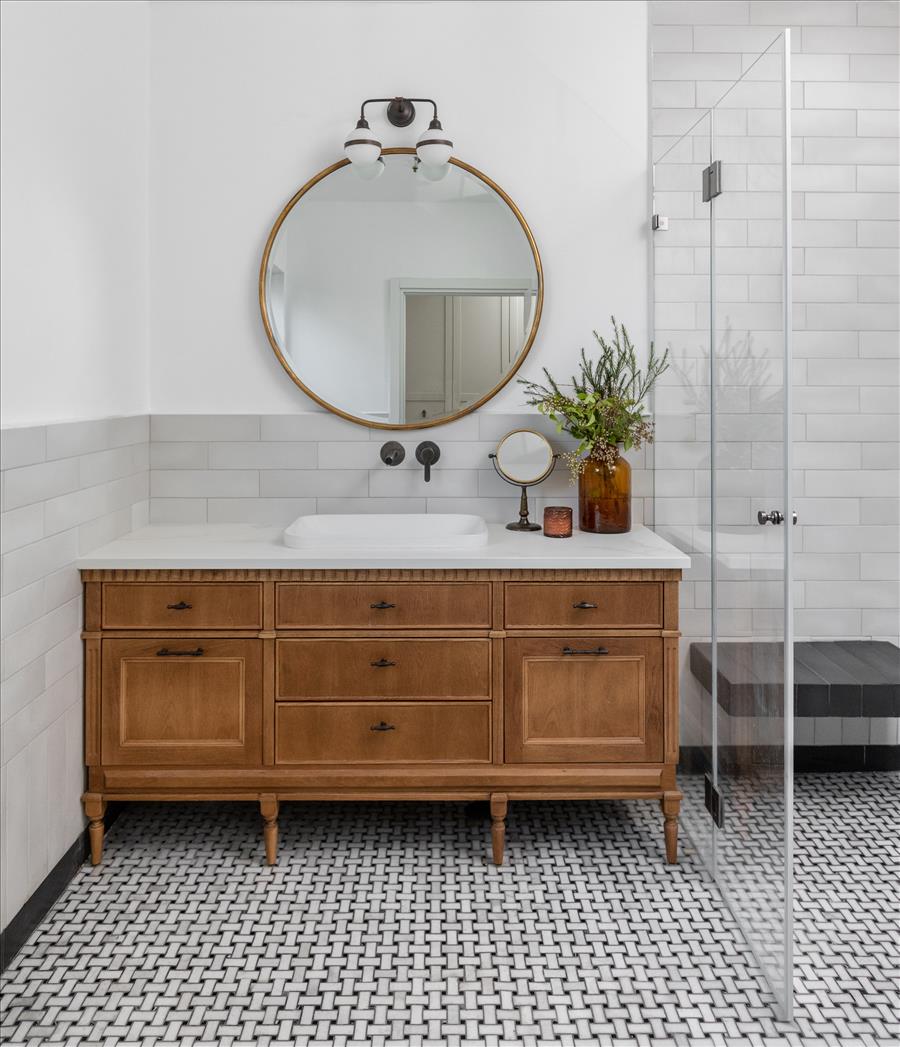 עץ בחדר הרחצה