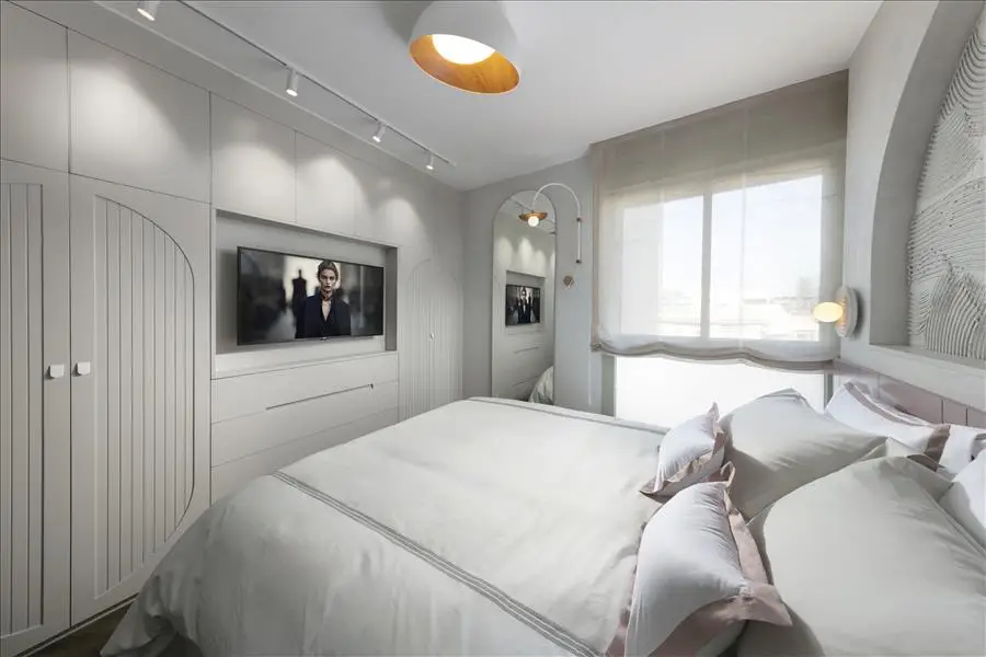 ארון הבגדים כחלק מפריט הנגרות שמלווה את הדירה כולה