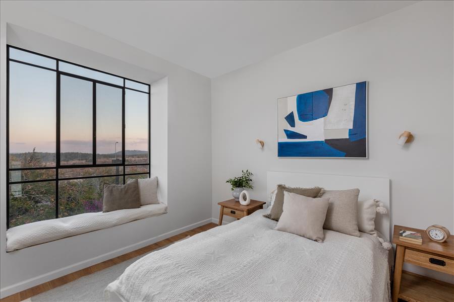 חלון גדול ורחב נפתח לכיוון הנוף ומכניס שפע של אור טבעי