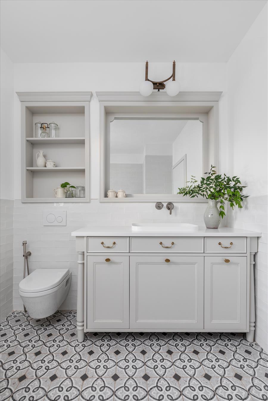 אריחים בגווני אפור לבן עם נגיעות שחורות עדינות