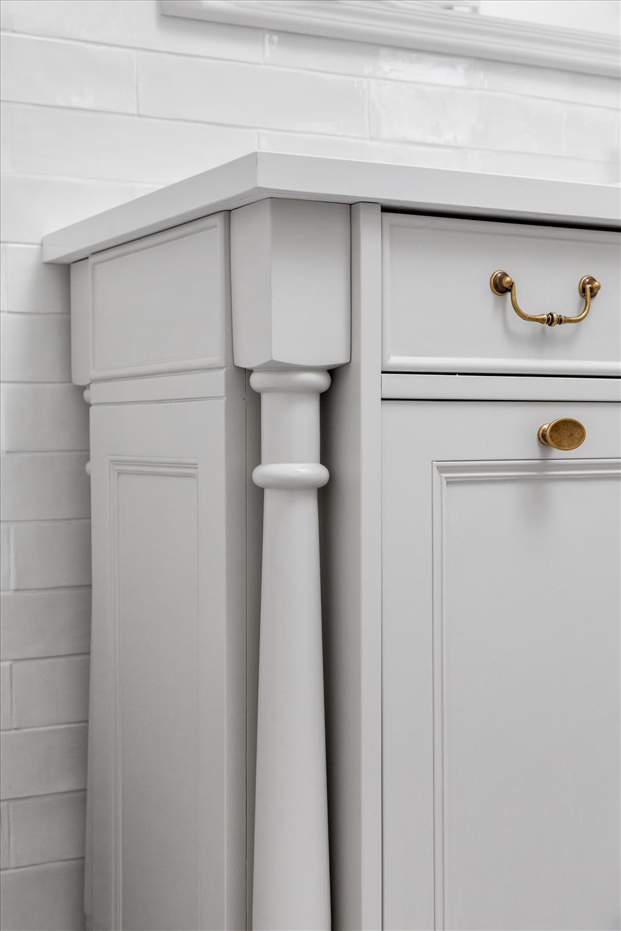 ארון אמבטיה צבוע בגוון אפרפר בהיר עם רגלי עץ מגולפות