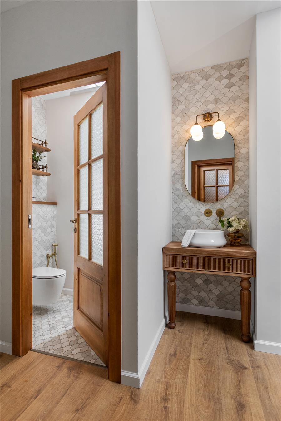 הקיר המרכזי בחלל מחופה פסיפס אבן בגוני פודרה