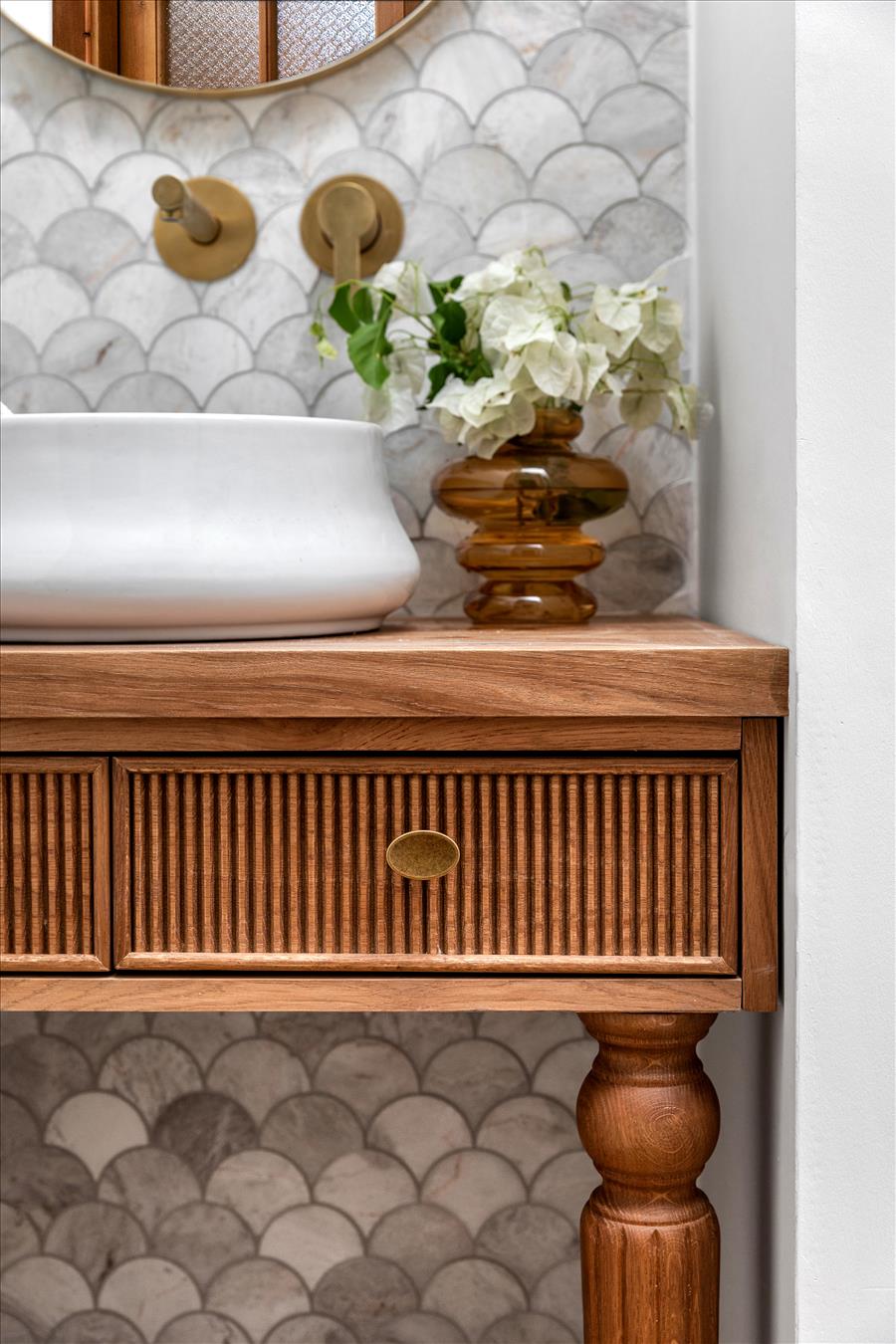 ארון עץ ייחודי עם רגליים מגולפות