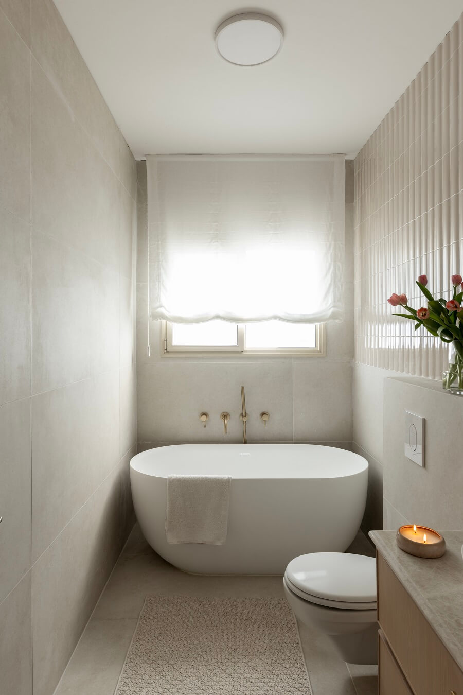 אמבטיית פרי סטנדינג ניצבת כאלמנט פיסולי 