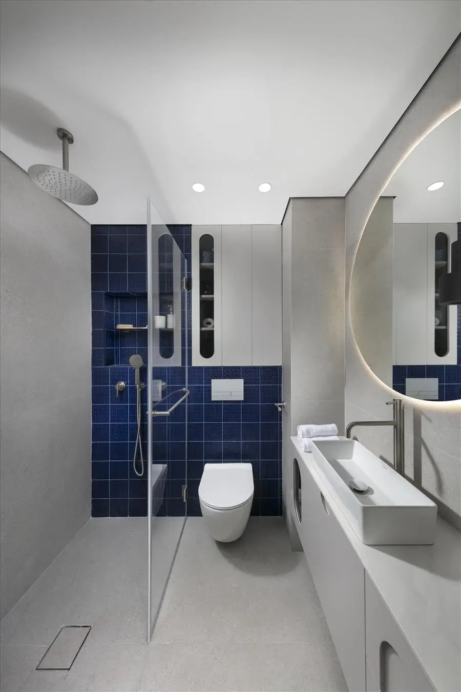 בחדרי הרחצה הלקוחה ביקשה להתפרע ולהכניס מעט דרמה לעיצוב