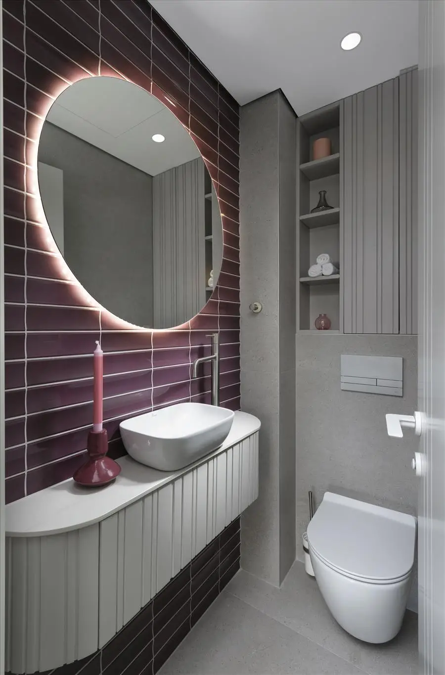 פסי לד שמפיצים אור רך ומדגישים את בחירת החומרים