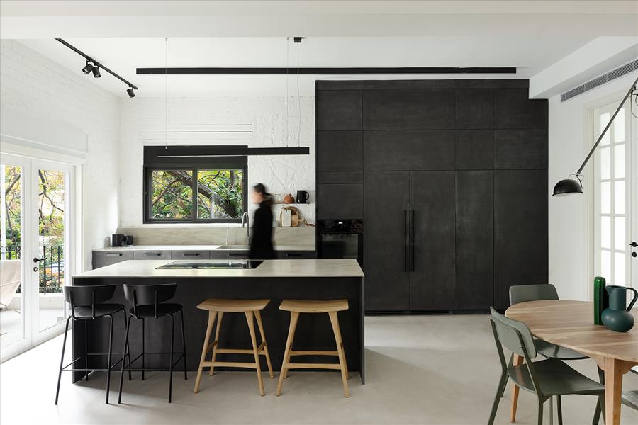 אי עם מקומות ישיבה במטבח