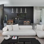 ספה בגוונים בהירים המדגישים את קלילותה