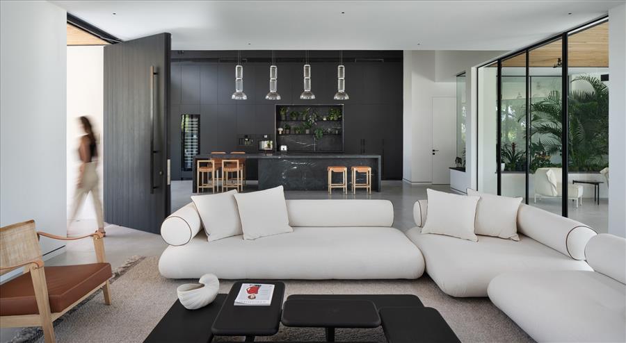 ספה בגוונים בהירים המדגישים את קלילותה