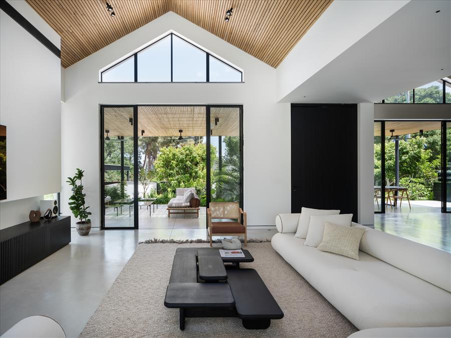 חיבור בין מרחבים ונגיעות של צבע