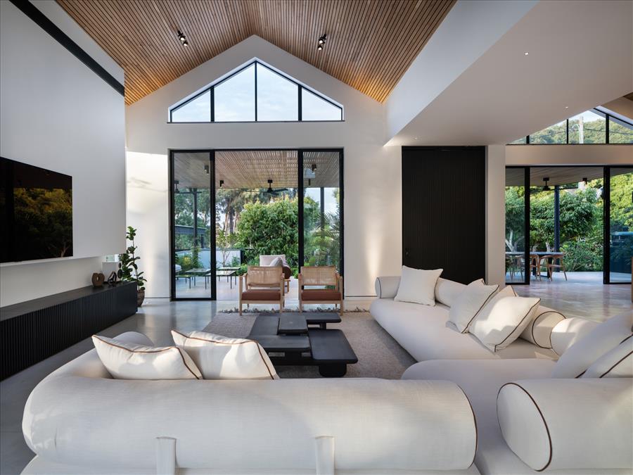 תקרה משופעת עם קורות עץ