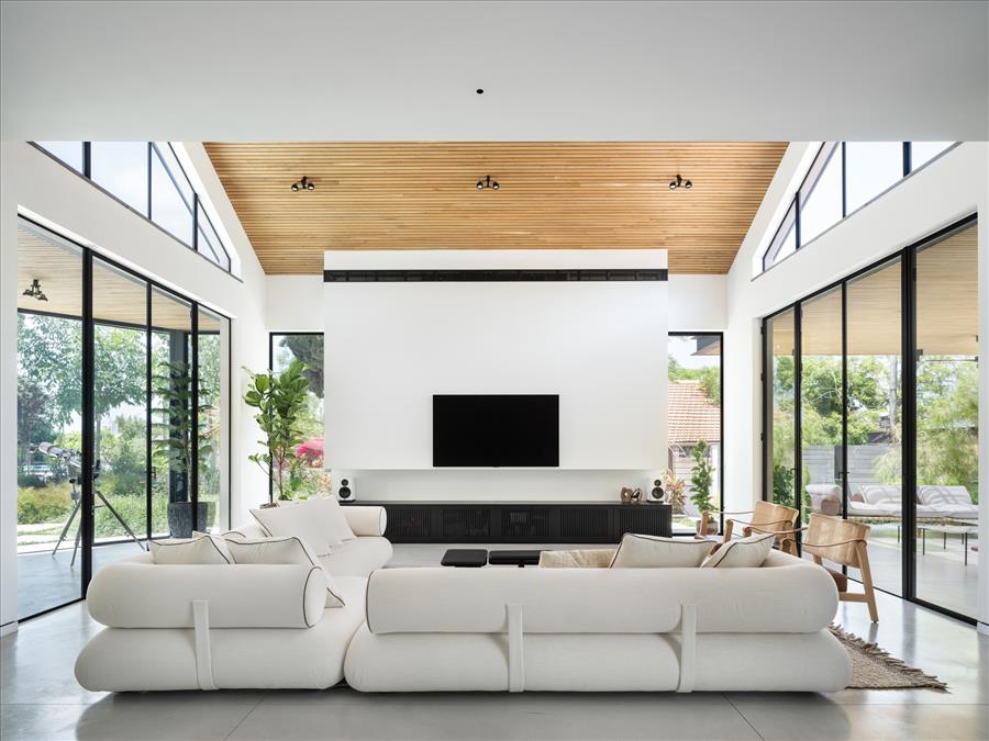 הריהוט נבחר כמרכיב מהותי בשפה האדריכלית