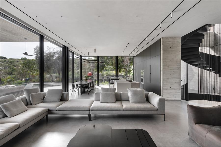 תוכנן כמרחב פתוח ורציף המוקף מקצה לקצה בוויטרינות זכוכית רחבות