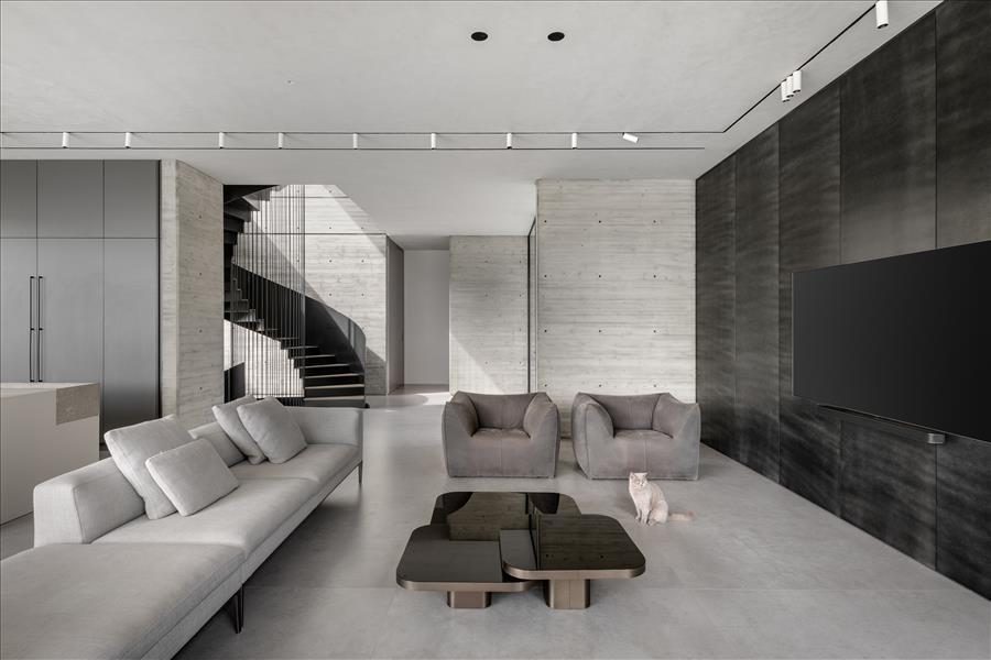 מינימליזם מוקפד שמפנה את מרכז הבמה לחוץ