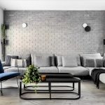 קיר הבריקים המקורי שהיה בסלון נשאר והועצם באמצעות תאורה