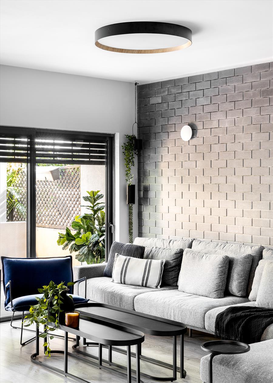 הגדלת הויטרינה ליצירת חיבור בין פנים לחוץ