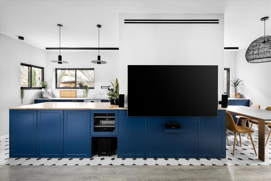 אי גדול במרכז המטבח שלבסוף הפך לרהיט פונקציונלי 