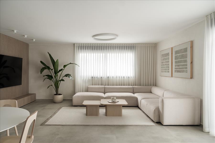 בית מדויק ומאוזן עבור זוג בשנות ה־40 לחייהם וארבעת ילדיהם