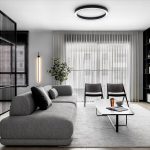 מעטפת הבית נצבעה בפלטת גוונים ניטרלית