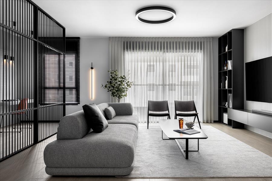 מעטפת הבית נצבעה בפלטת גוונים ניטרלית