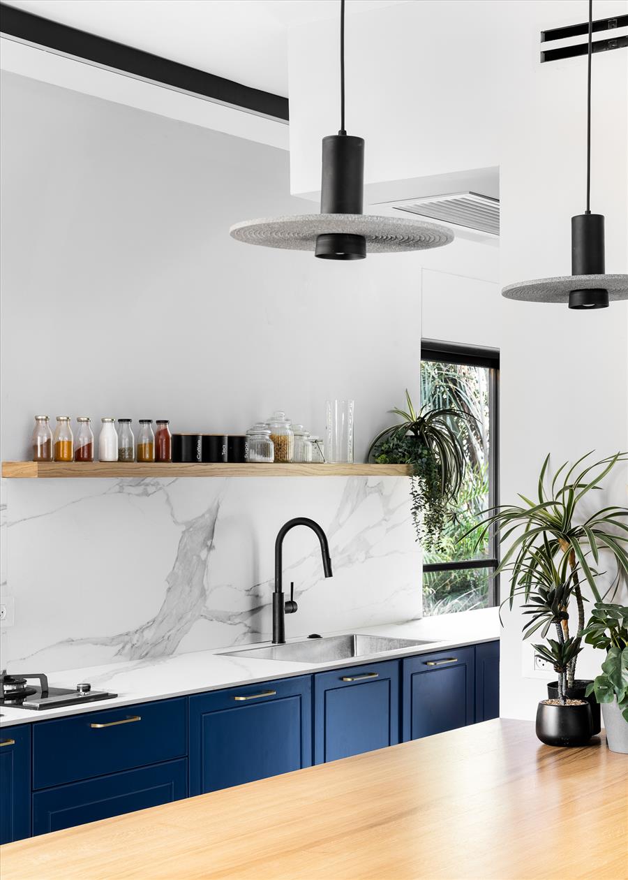 בחירה נועזת בגוון כחול עמוק 