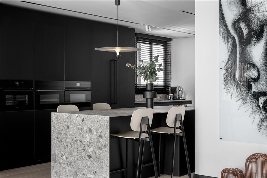 משמש גם כמשטח עבודה נדיב וגם כאזור ישיבה ואירוח 