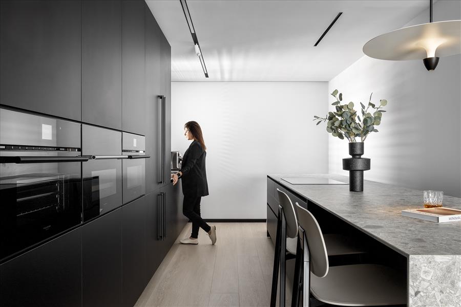 ארונות המטבח נבחרו בגימור כהה