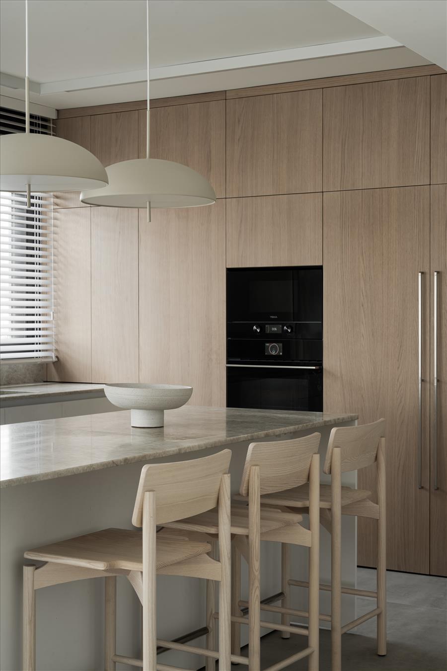 חומריות טבעית בגווני שמנת ועץ