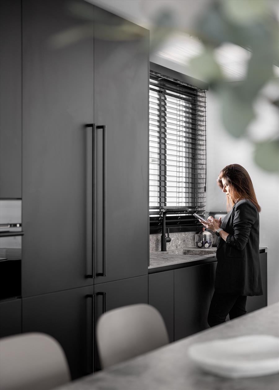 ידיות ברזל דקות ועדינות שמוסיפות עניין חומרי 