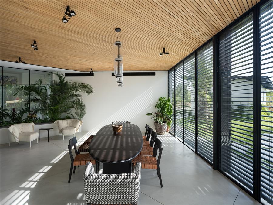 השפה העיצובית בפינת האוכל שומרת על איזון מדויק בין נוכחות לאיפוק