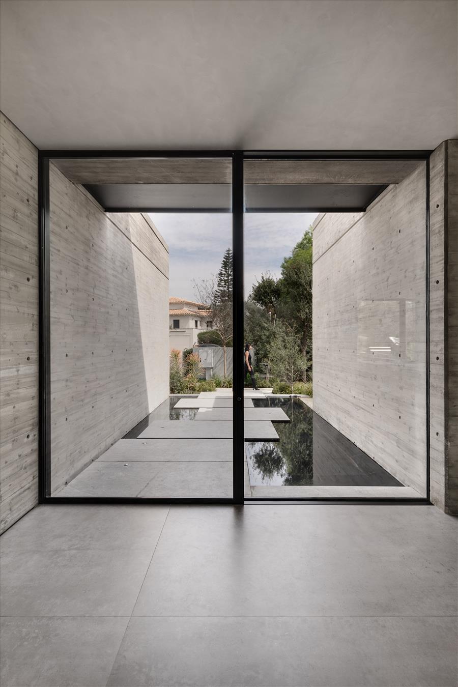 דלת כניסה חשמלית מזכוכית