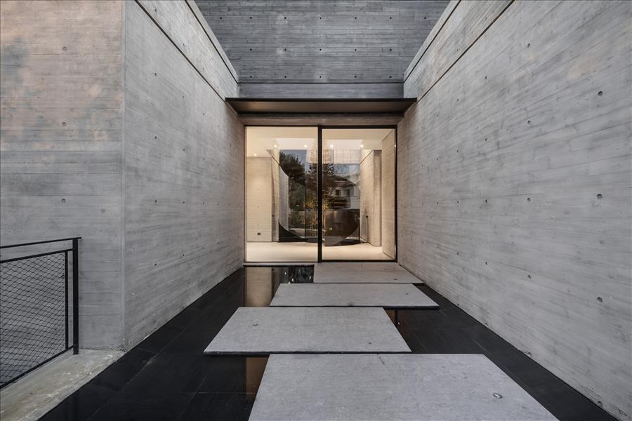 מדרכי האבן ובריכות השיקוף מובילות אל הדלת הדרמטית