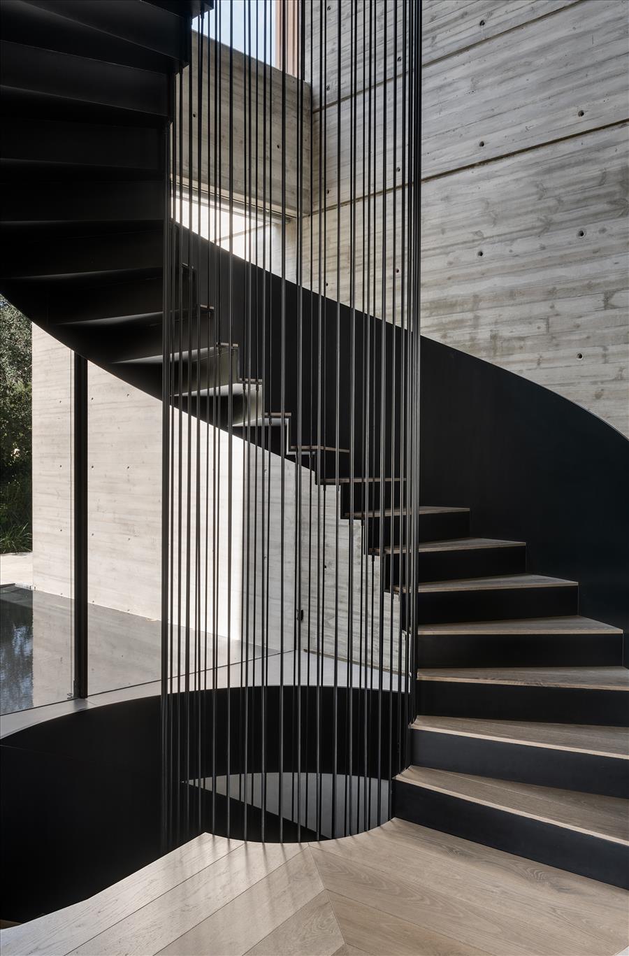 גרם מדרגות ברזל מעוקל