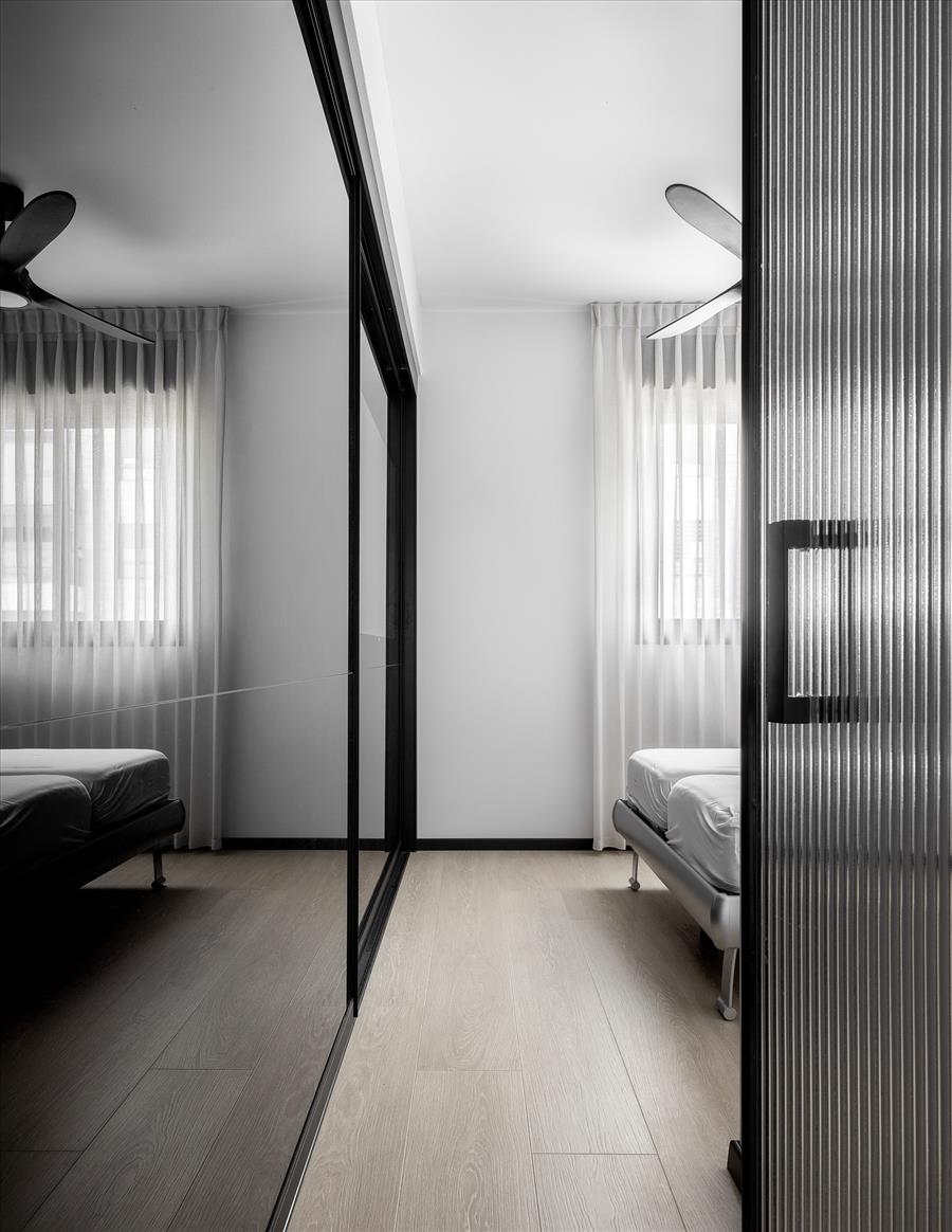 ממשיך את השפה המינימליסטית של הבית