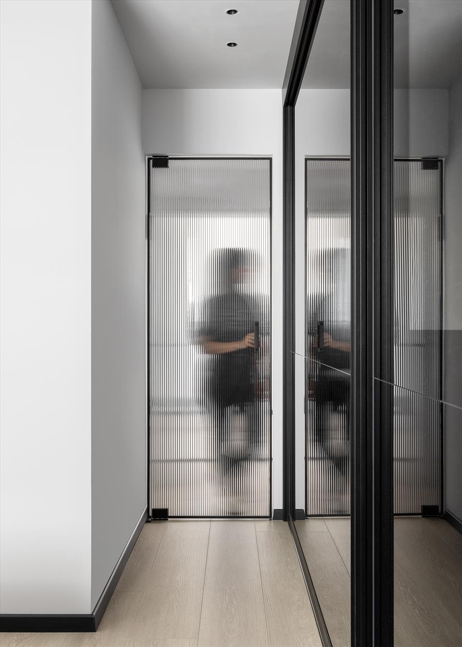 דלת זכוכית חצי אטומה 