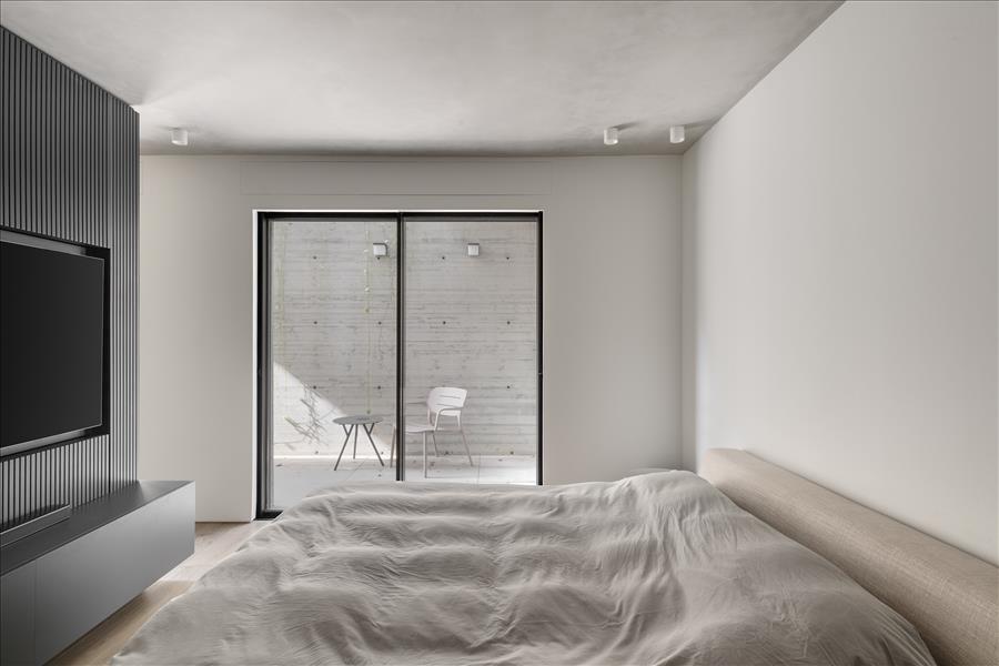 מרחב פרטי, כזה שמתקיים בניתוק כמעט מוחלט מהאזור הציבורי של הבית