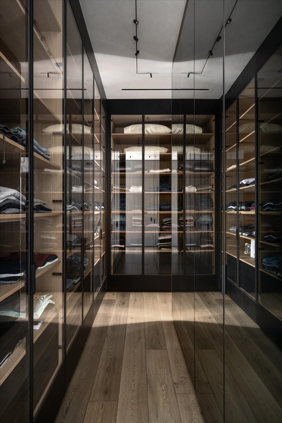 חדר ארונות שחופה כולו בחזיתות זכוכית