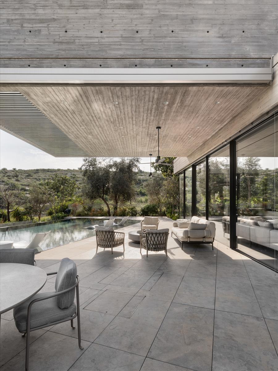 מרחב אירוח חיצוני הממוקם תחת אלמנט אדריכלי דרמטי