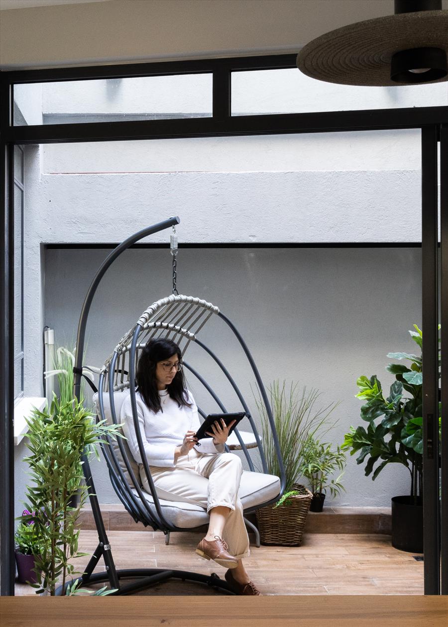 פינת ישיבה אינטימית, המאפשרת מבט פתוח