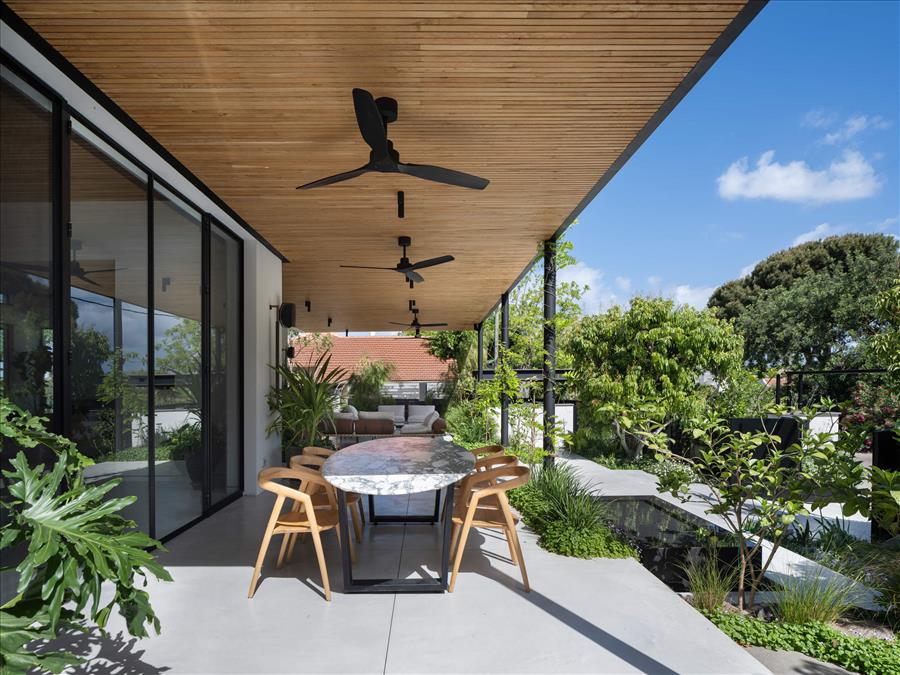 פינת אוכל במראה טבעי לחוץ