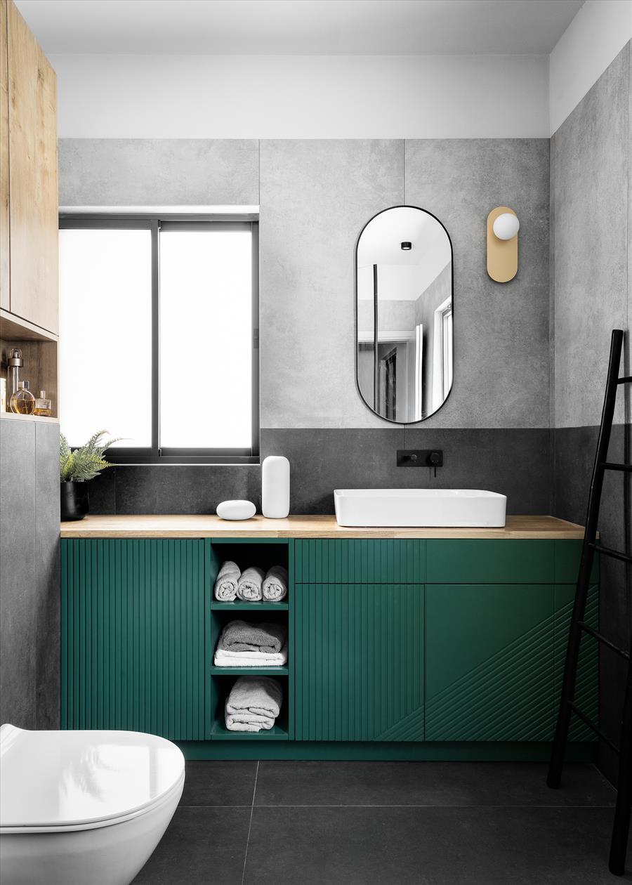 נגיעה של צבע בחדר הרחצה