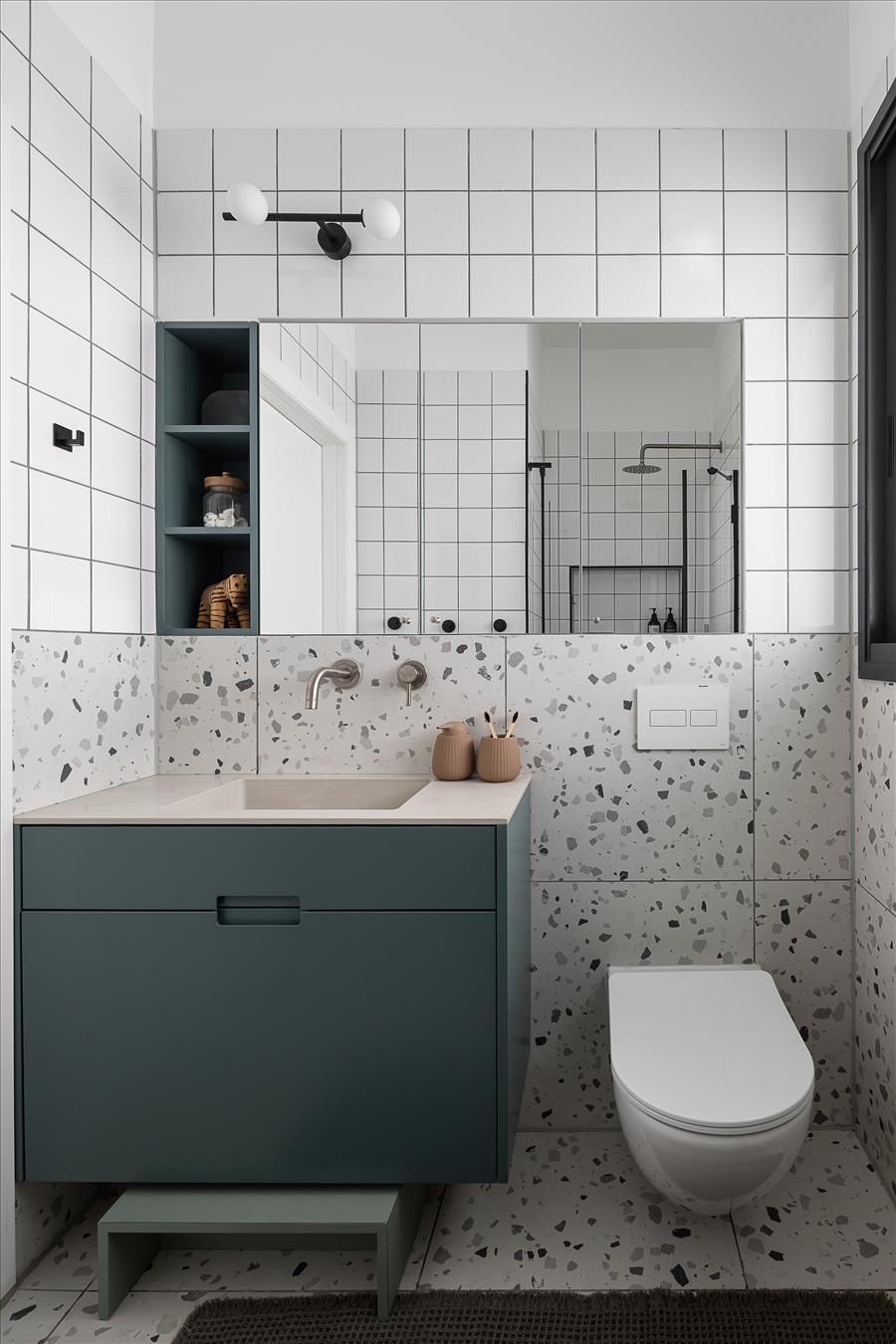 ארון רחצה, בגוון ירוק־טורקיז עמוק מוסיף שכבת צבע עשירה ומרעננת