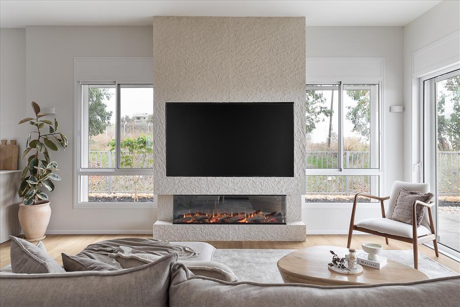 קיר קמין בין שני חלונות צרים וגבוהים