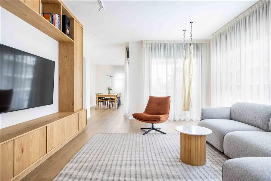 מרחב ציבורי מלא בשפע של אור טבעי